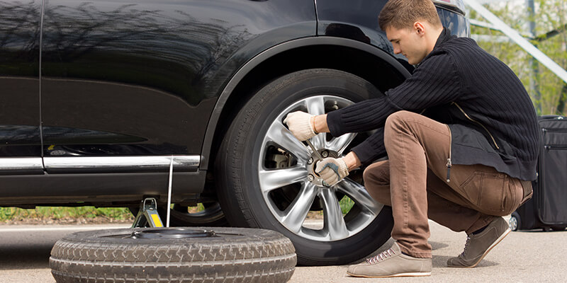 Replacing flat tyre